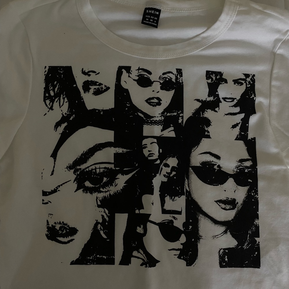 SHEIN Icon 90s figure graphic Crop Y2K Tee
